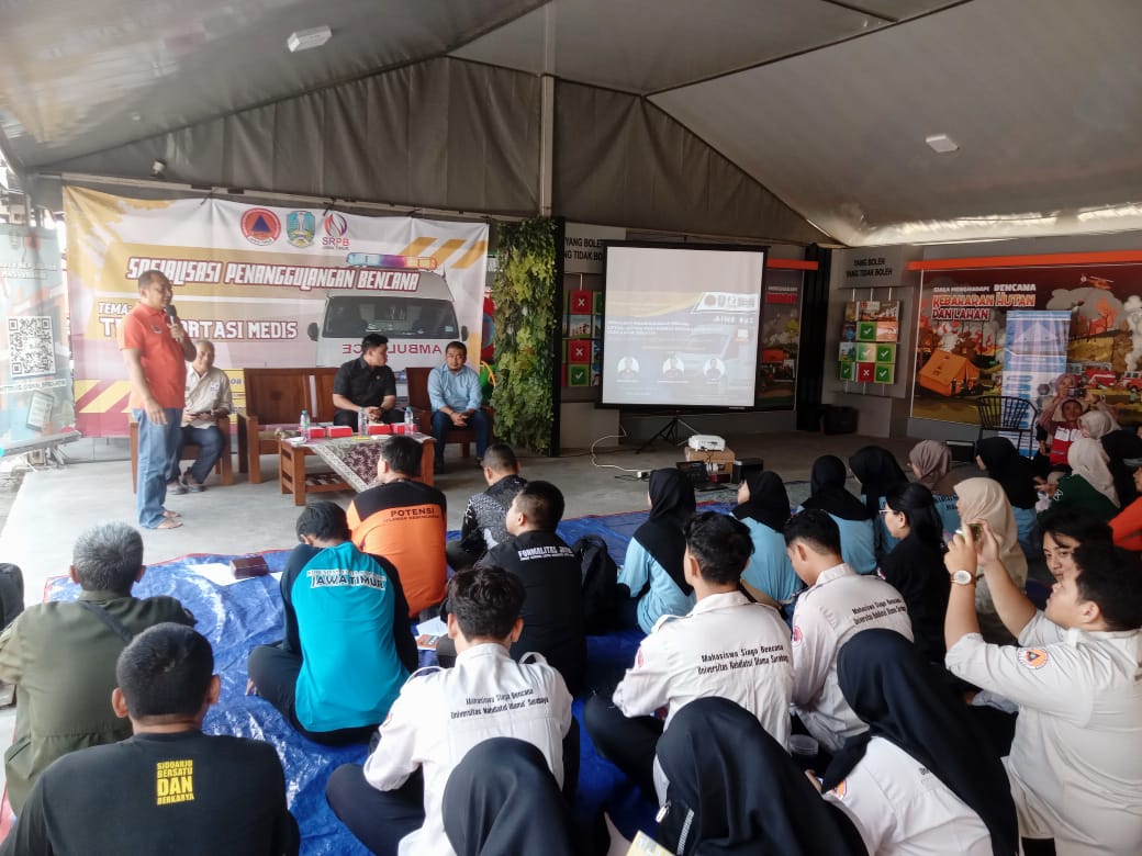 Anggota Komisi E DPRD provinsi Jawa Timur Cahyo Harjo Prakoso (tengah)