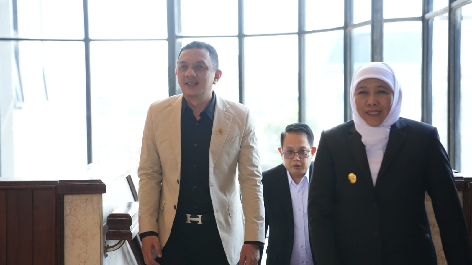 Wakil Ketua DPRD Jawa Timur Deni Wicaksono bersama Gubernur Jawa Timur
