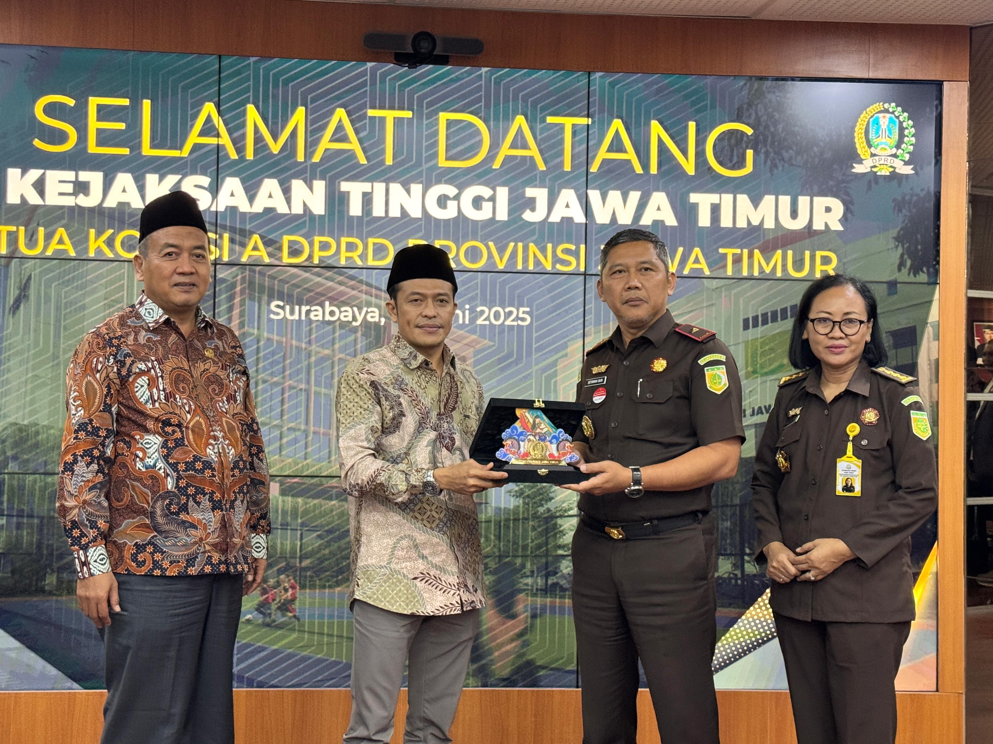 Ketua Komisi A DPRD Jatim, Dedi Irwansa, bersama Kepala Kejaksaan Tinggi Jatim, Dr. Kuntadi, dan Wakajati Setiawan Budi Cahyono