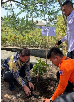 Puguh Wiji Pamungkas Ajak Warga Bulukerto Siap Hadapi Bencana dengan Penanaman Pohon