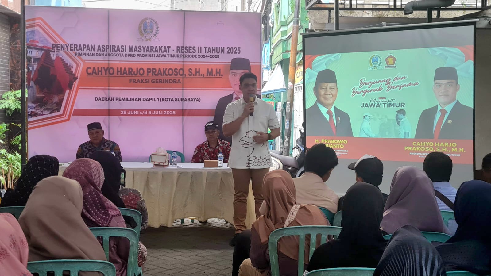 Politisi Muda Partai Gerindra ini di curhati soal perlunya pemerataan sekolah mulai SDN sampai SMAN-SMKN  di Kota Surabaya