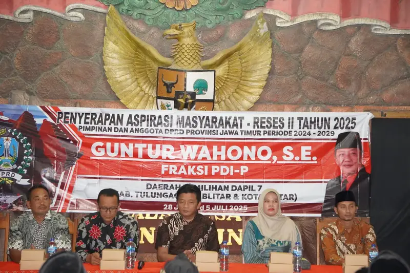 Anggota Fraksi PDI Perjuangan DPRD Provinsi Jawa Timur, Guntur Wahono dalam kegiatan reses