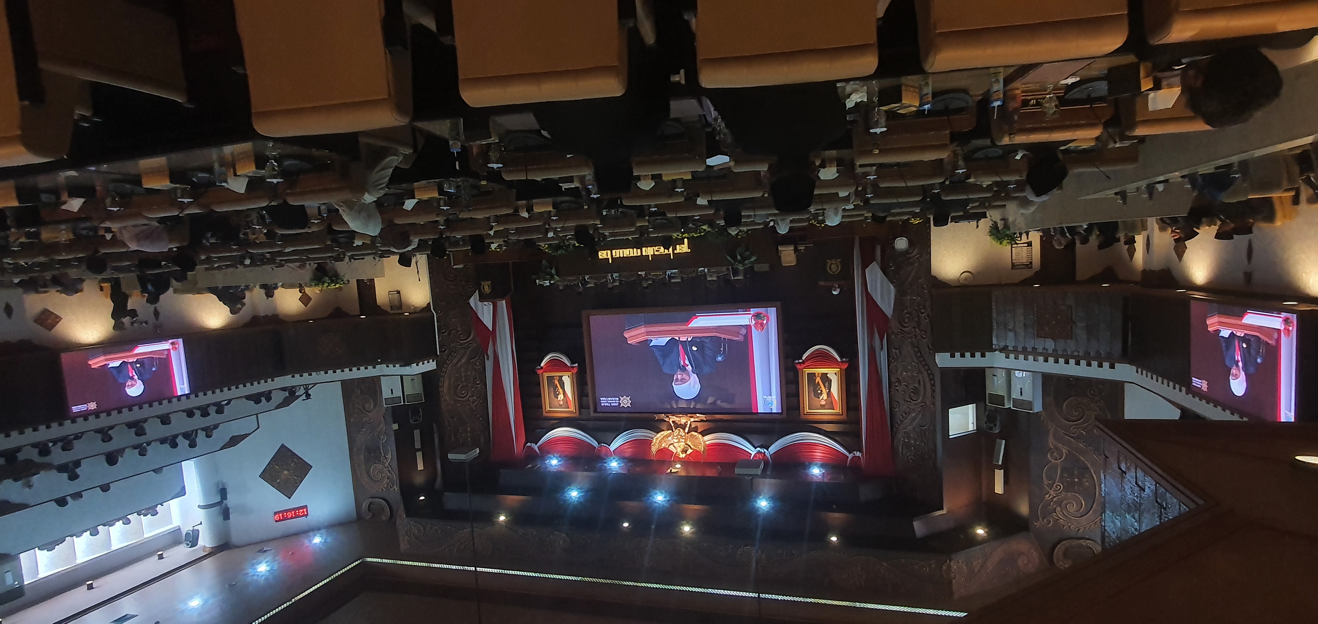 Gubernur Jawa Timur Khofifah Indar Parawansa dalam Rapat Paripurna