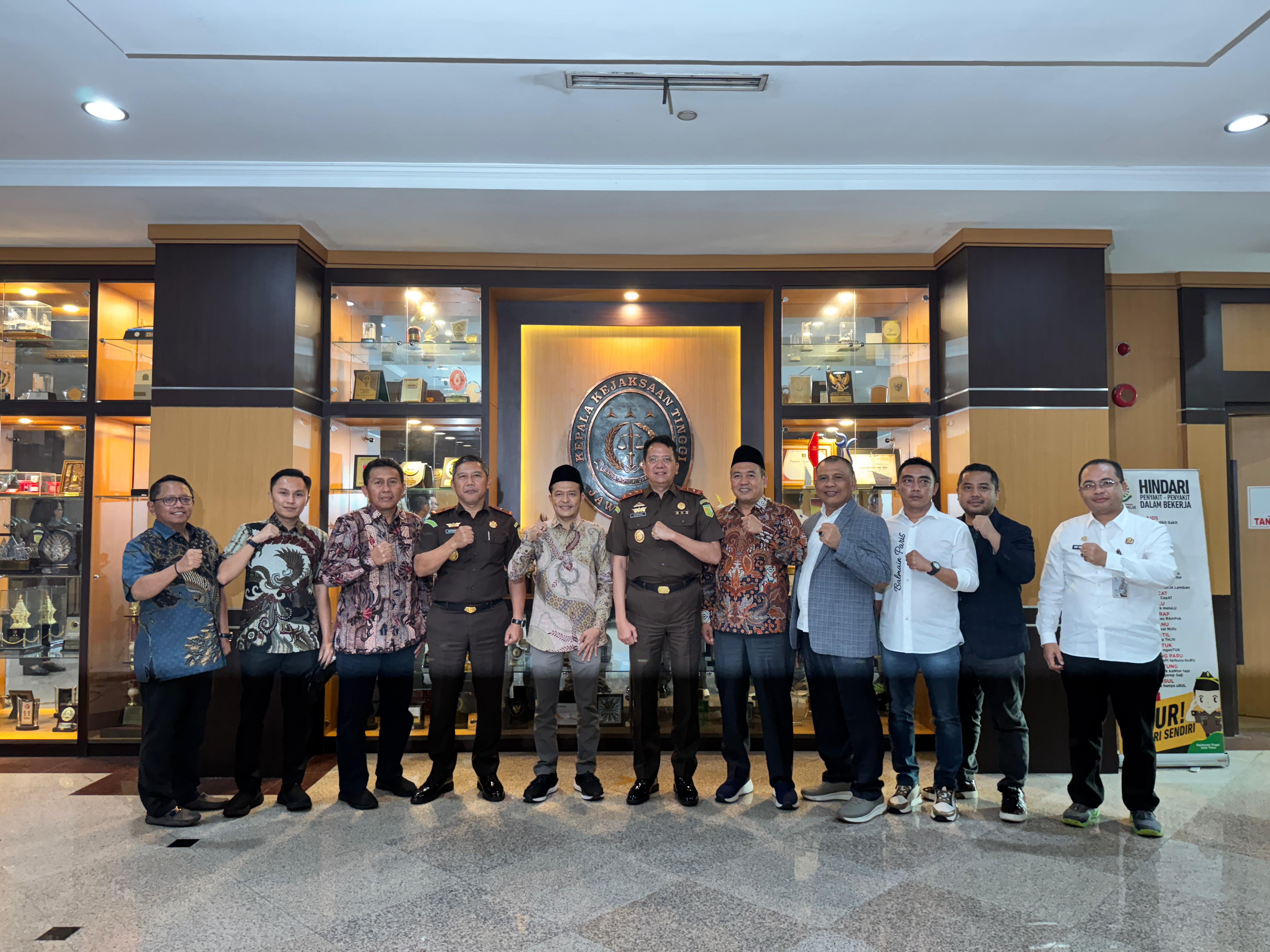 Ketua Komisi A DPRD Jatim, Dedi Irwansa bersama anggota dewan Jatim dan Kepala Kejaksaan Tinggi Jatim, Dr Kuntadi, didampingi Wakajati Setiawan Budi Cahyono
