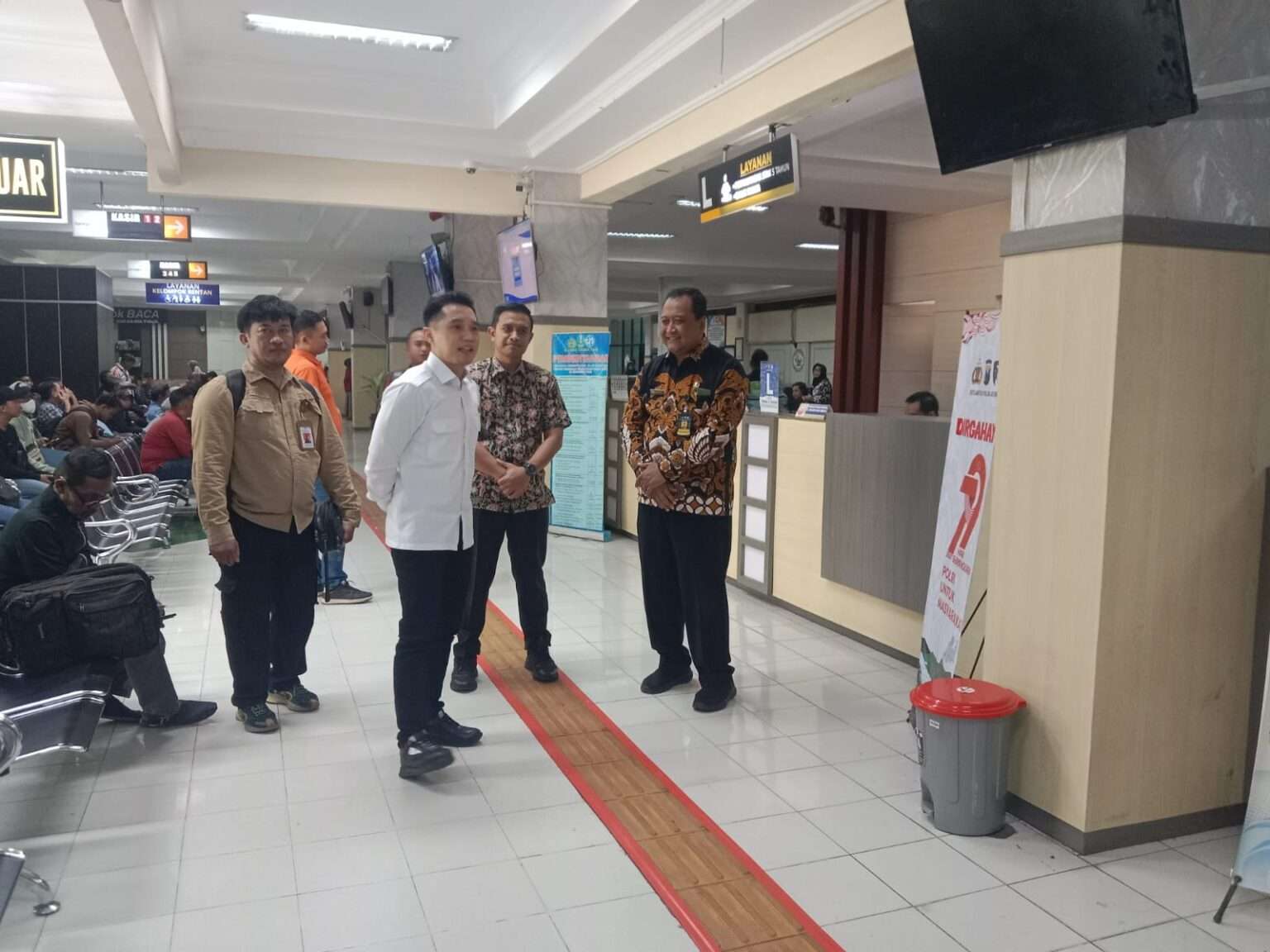 Anggota DPRD Provinsi Jawa Timur Tinjau Samsat Manyar