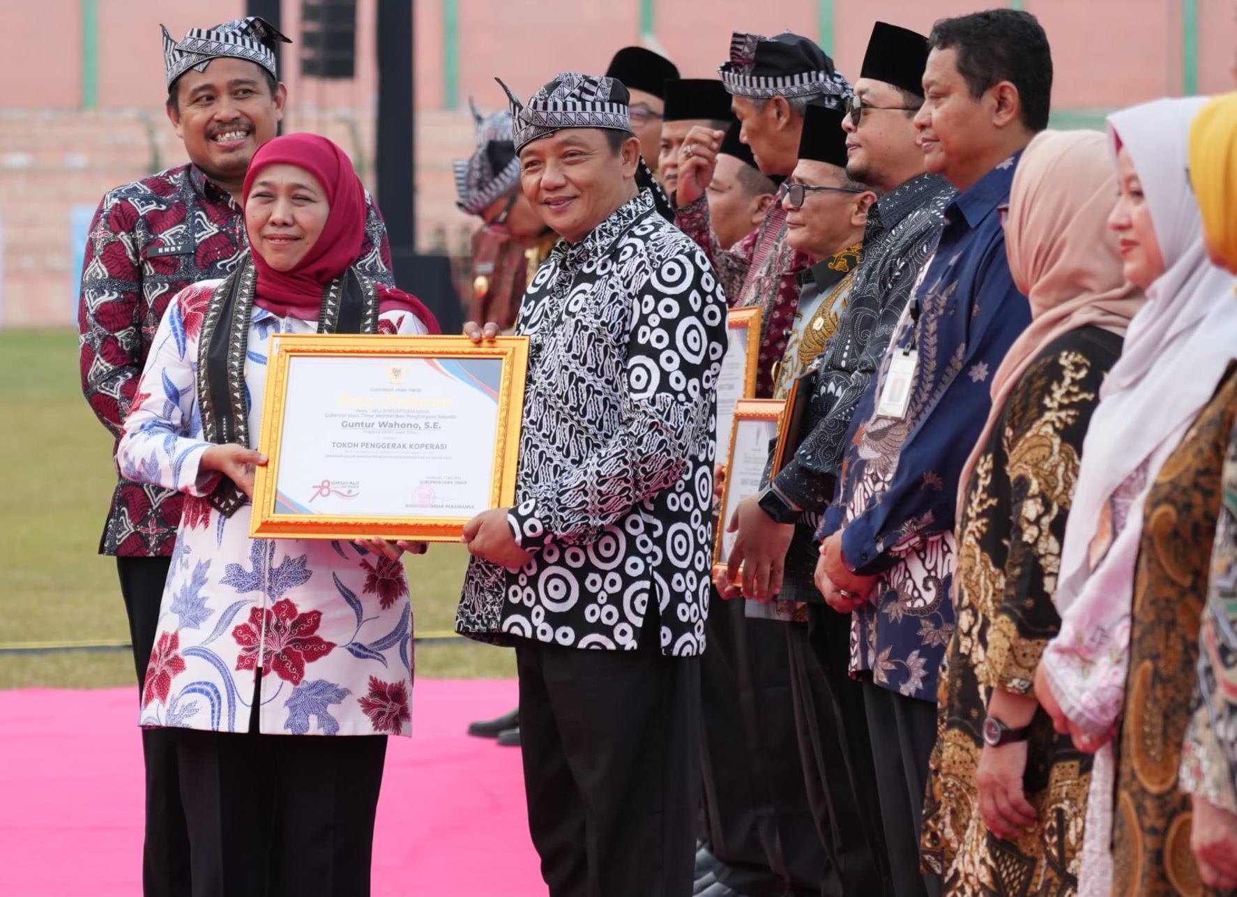 anggota Fraksi PDI Perjuangan DPRD Jatim, Guntur Wahono, bersama dengan Gubernur Khofifah Indar Parawansa