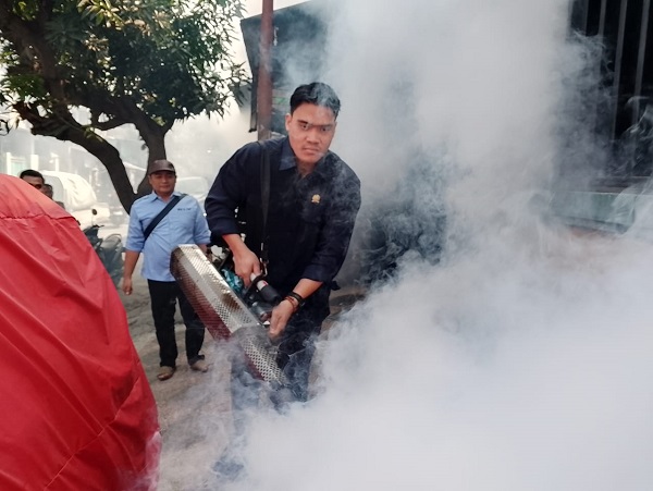 Prihatin Warga Nyamplungan Terkena DB, Cahyo Harjo dan BHS Peduli Fogging Ratusan Rumah