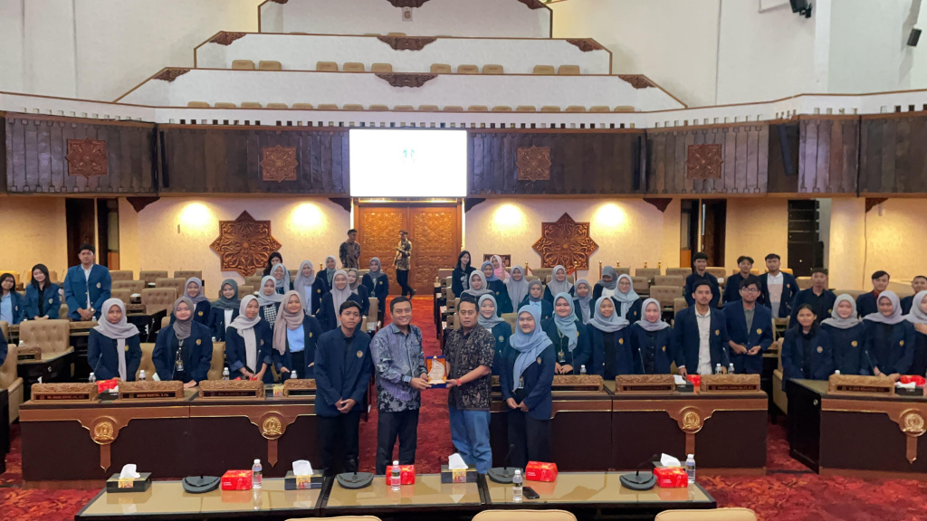 anggota komisi E DPRD provinsi Jatim Puguh Wiji Pamungkas bersama Dewan Perwakilan Mahasiswa Fakultas Ekonomi dan Bisnis Universitas Negeri Surabaya (Unesa) dalam agenda kunjungan Safari Legislatif