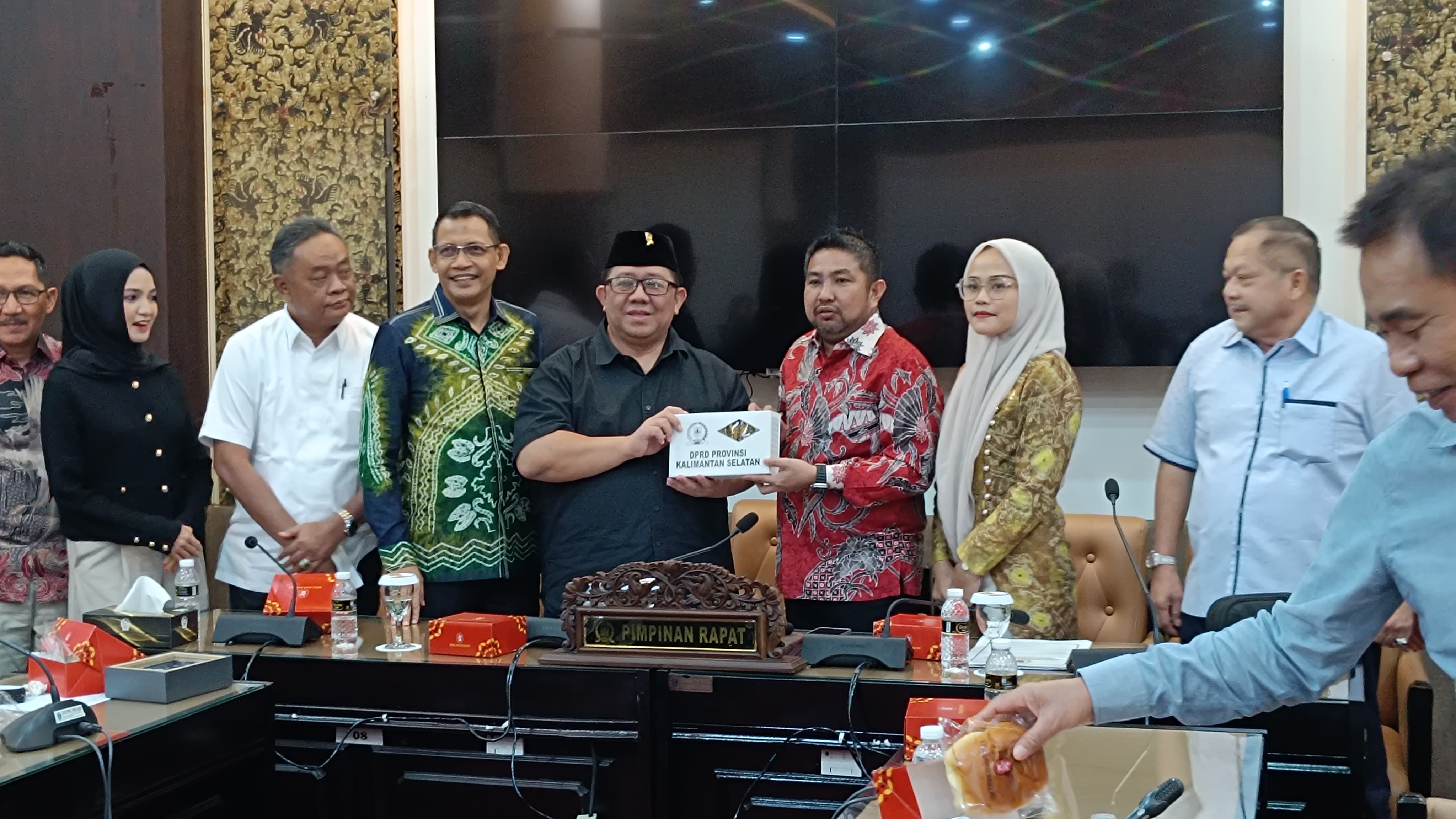 Rombongan DPRD Klaten dipimpin Ketua Bapemperda, Aziz Safrudi, dan diterima oleh Ketua Bapemperda DPRD provinsi Jatim, Yordan M. Batara Goa, S.T., M.Si., yang sekaligus memimpin jalannya pertemuan.