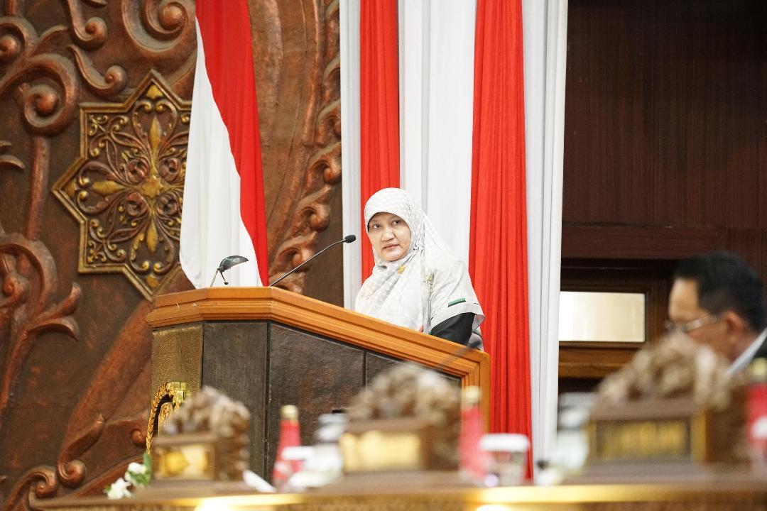Juru Bicara Fraksi PKS DPRD Jatim Lilik Hendarwati