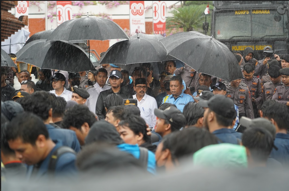 Ketua DPRD Jawa Timur Temui Demonstran Mahasiswa Unair Meski Diguyur Hujan