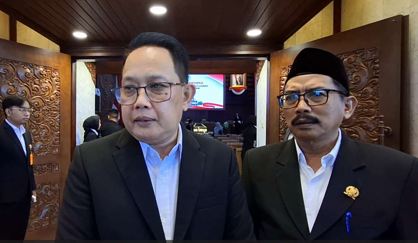 Sekdaprov Jatim Adhy Karyono didampingi Ketua DPRD Jatim Musyafak Rouf (Foto: RRI/Anik)