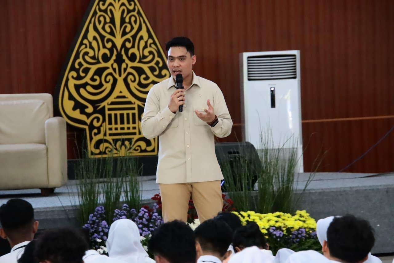 Anggota Komisi E DPRD Jatim Cahyo saat menjadi pembicara di Unesa (Foto: Humas Dewan Jatim)