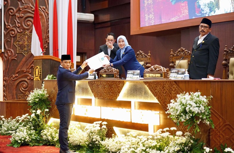 Indra Widya Agustina, juru bicara Fraksi Demokrat saat menyerahkan berkas pendapat fraksi kepada pimpinan dewan (Foto: Humas Dewan Jatim)