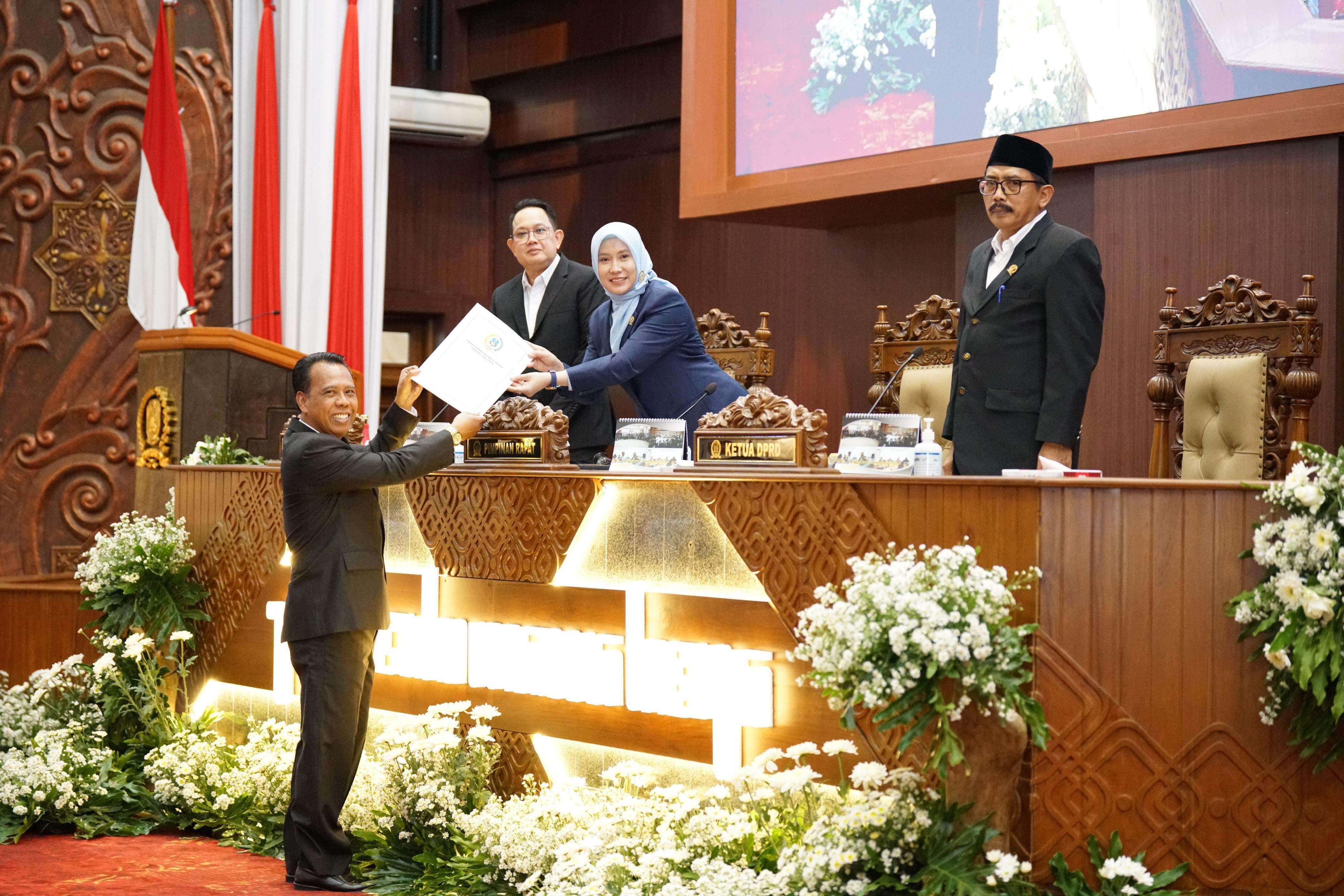 Juru Bicara Fraksi Partai Gerindra, Dr. Soemarjono saat menyerahkan berkas pandangan fraksi kepada pimpinan dewan (Foto: Humas Dewan Jatim)