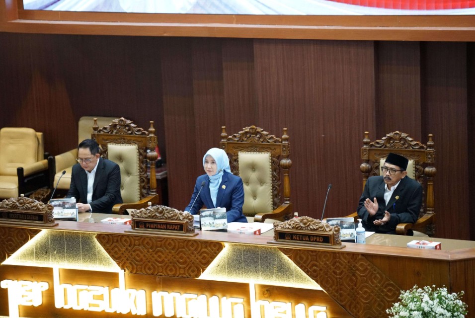 Pimpinan Dewan Jatim saat melakukan rapat paripurna (Foto: Humas DPRD Jatim)