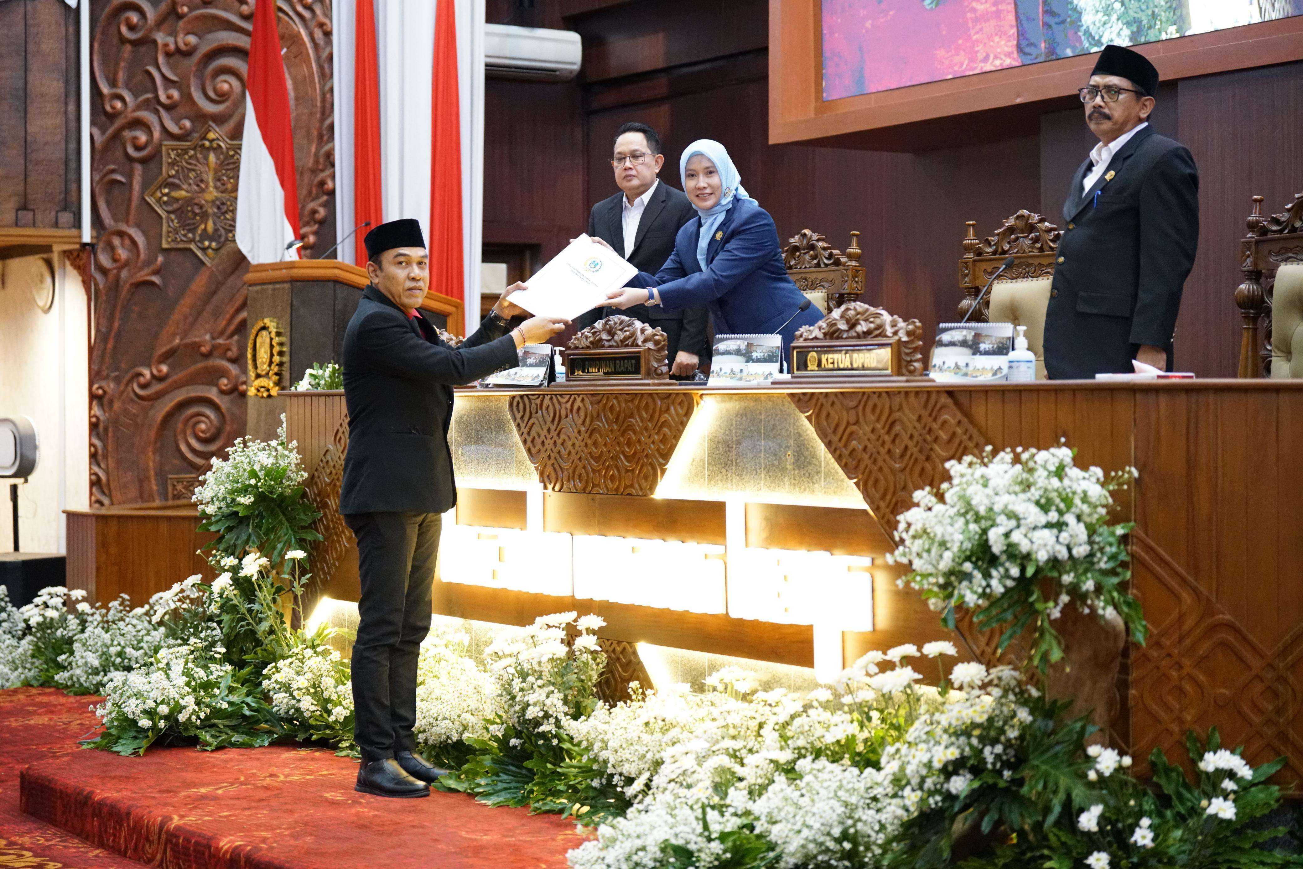 Juru bicara Fraksi PDIP Jatim Y Ristu Nugroho saat menyerahkan berkas pandangan fraksi kepada pimpinan Dewan (Foto: Humas Dewan Jatim)