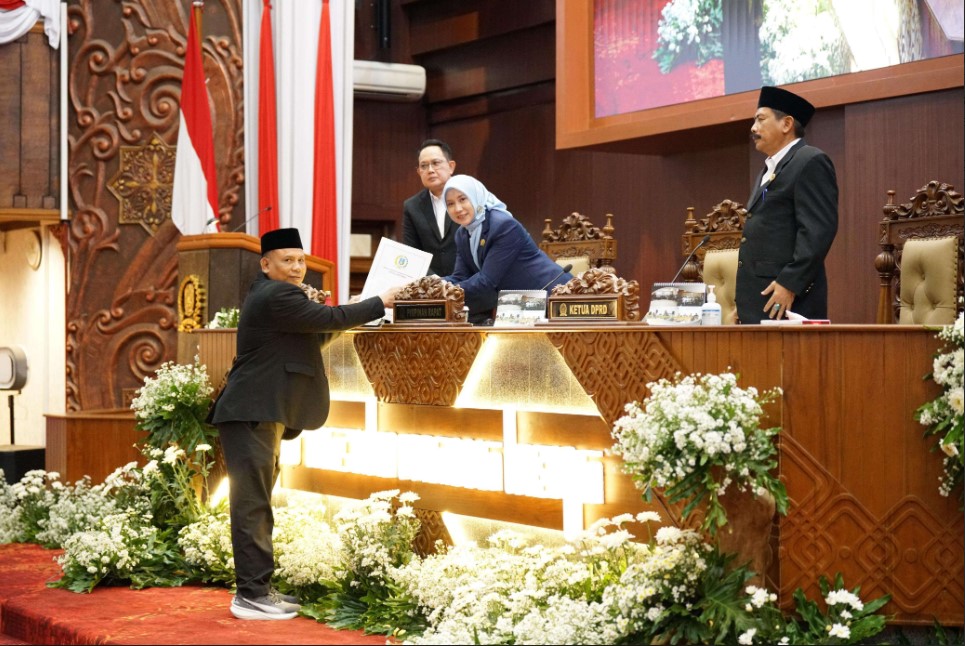 Sumardi, juru bicara Fraksi Golkar saat menyerahkan berkas pandangan fraksi (Foto: Humas Dewan Jatim)