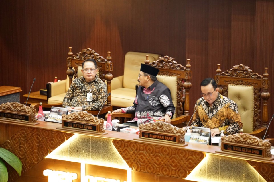 Pimpinan Dewan saat menggelar rapat paripurna (Foto: Humas Dewan Jatim)