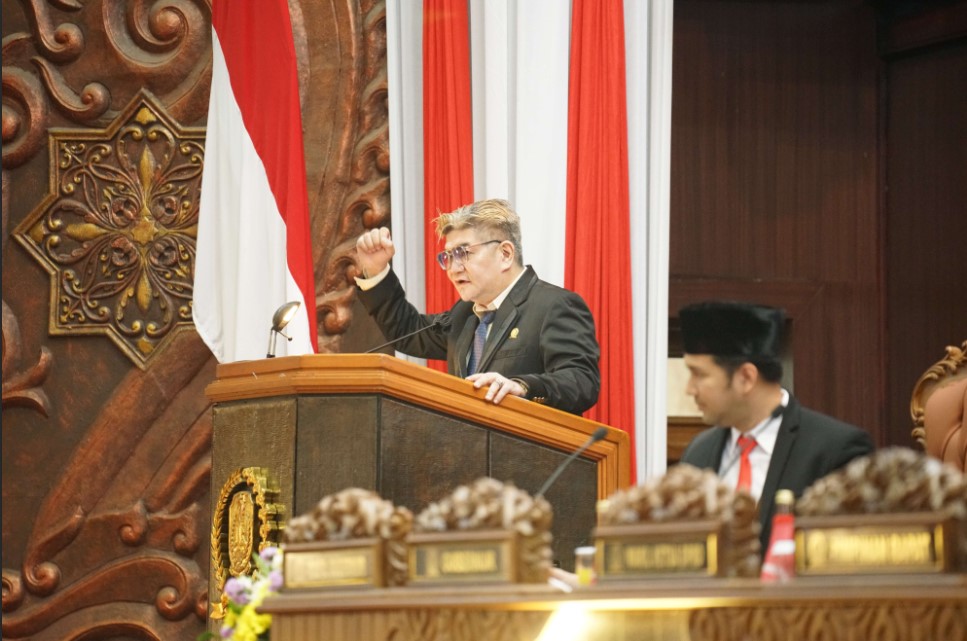 Juru Bicara Fraksi Gerindra, dr. Benjamin Kristianto saat menyampaikan pendapat Fraksi tentang Raperda Perlindungan Perempuan dan Anak (Foto: Humas Dewan Jatim)