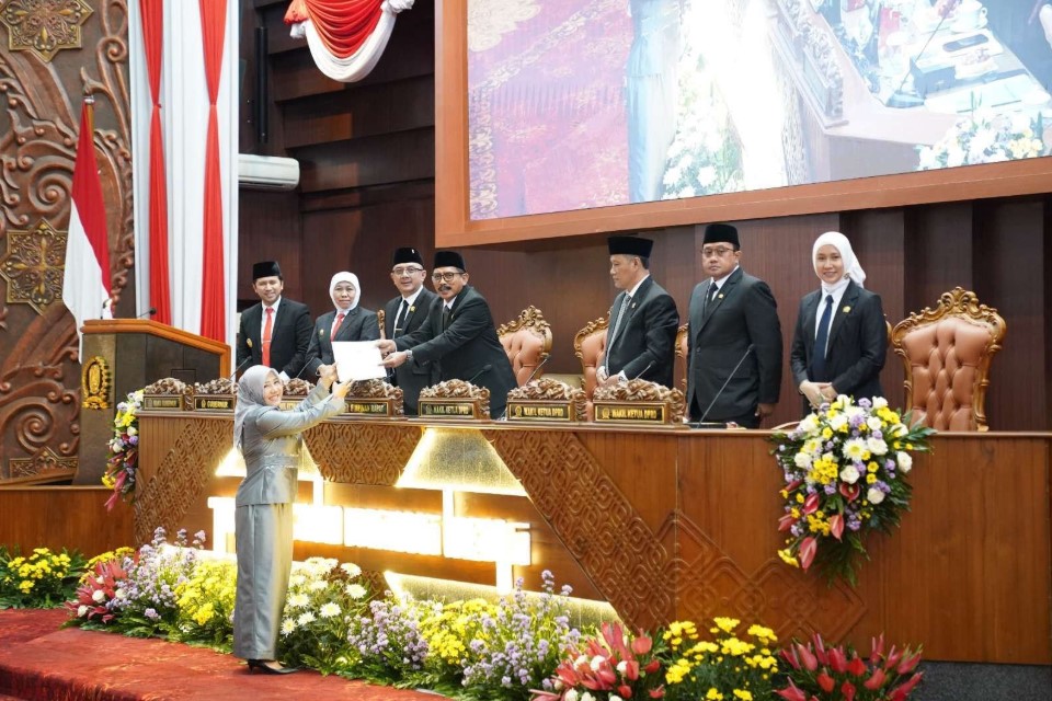 Juru Bicara Fraksi PKB Laili Abidah saat menyerahkan pendapat Fraksi kepada pimpinan sidang (Foto: Humas Dewan Jatim)