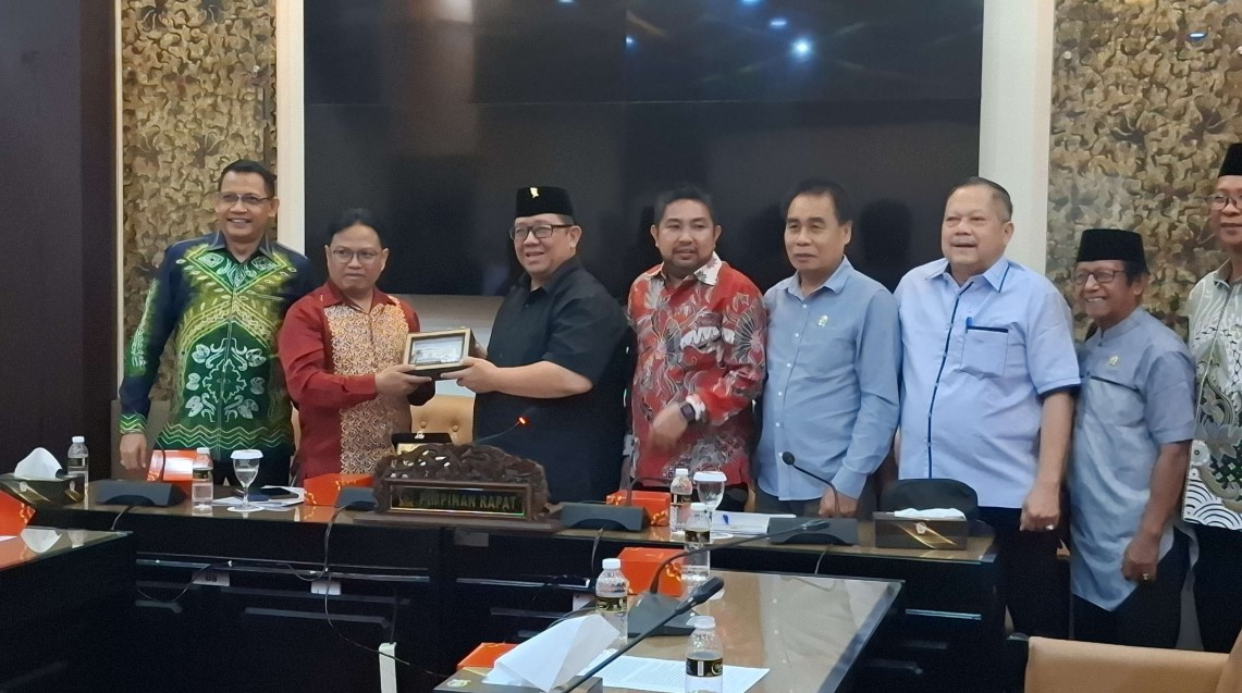 Anggota Komisi A DPRD Jatim, Yordan M. Batara Goa (baju hitam) saat menerima cinderamata dari Wakil Ketua Bapem Perda DPRD Kalsel, Firman Yusi (Foto: RRI/Anik)