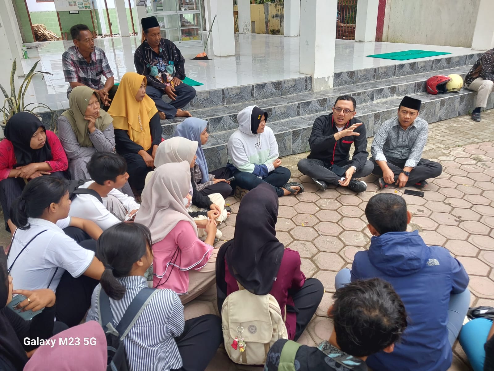 Unjuk Rasa Damai siswa SMAN 1 Kampak, Trenggalek, Selasa (26/8/2025) mendapat perhatian serius dari Wakil Ketua DPRD Jawa Timur, Deni Wicaksono.  Setelah aksi tersebut Politisi Muda ini langsung mendatangi SMAN 1 Kampak Trenggalek.