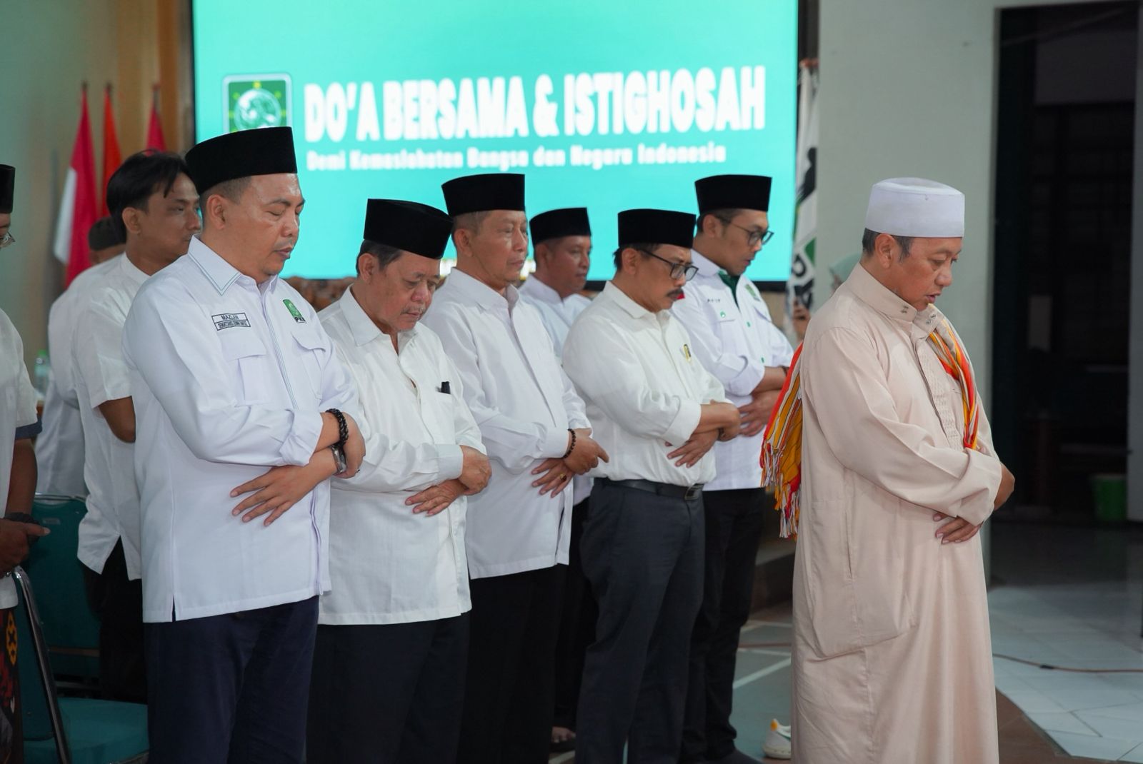 Ketua DPRD Jatim, HM. Musyafak Rouf menggelar salat ghaib, istighosah dan Doa Keselamatan Bangsa bersama pengurus PKB Surabaya. foto: istimewa
