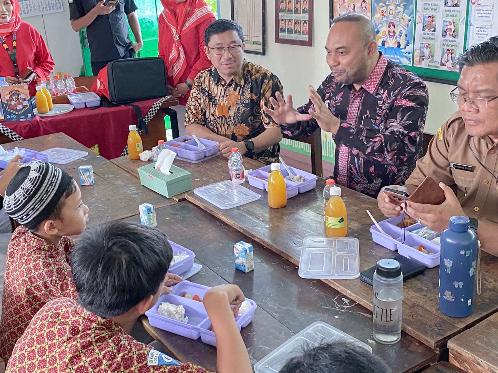 Saat Ketua Komisi D DPRD Jatim Makan Bersama Pelajar di Surabaya