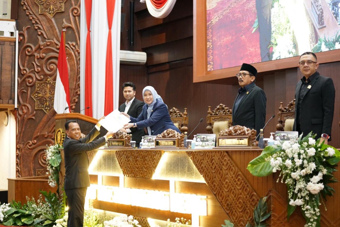 Juru Bicara Komisi A Soemarjono saat memberikan rekomendasi pendapat komisi terkait raperda PAPBD Jatim tahun 2025 (Foto: Humas Dewan Jatim)