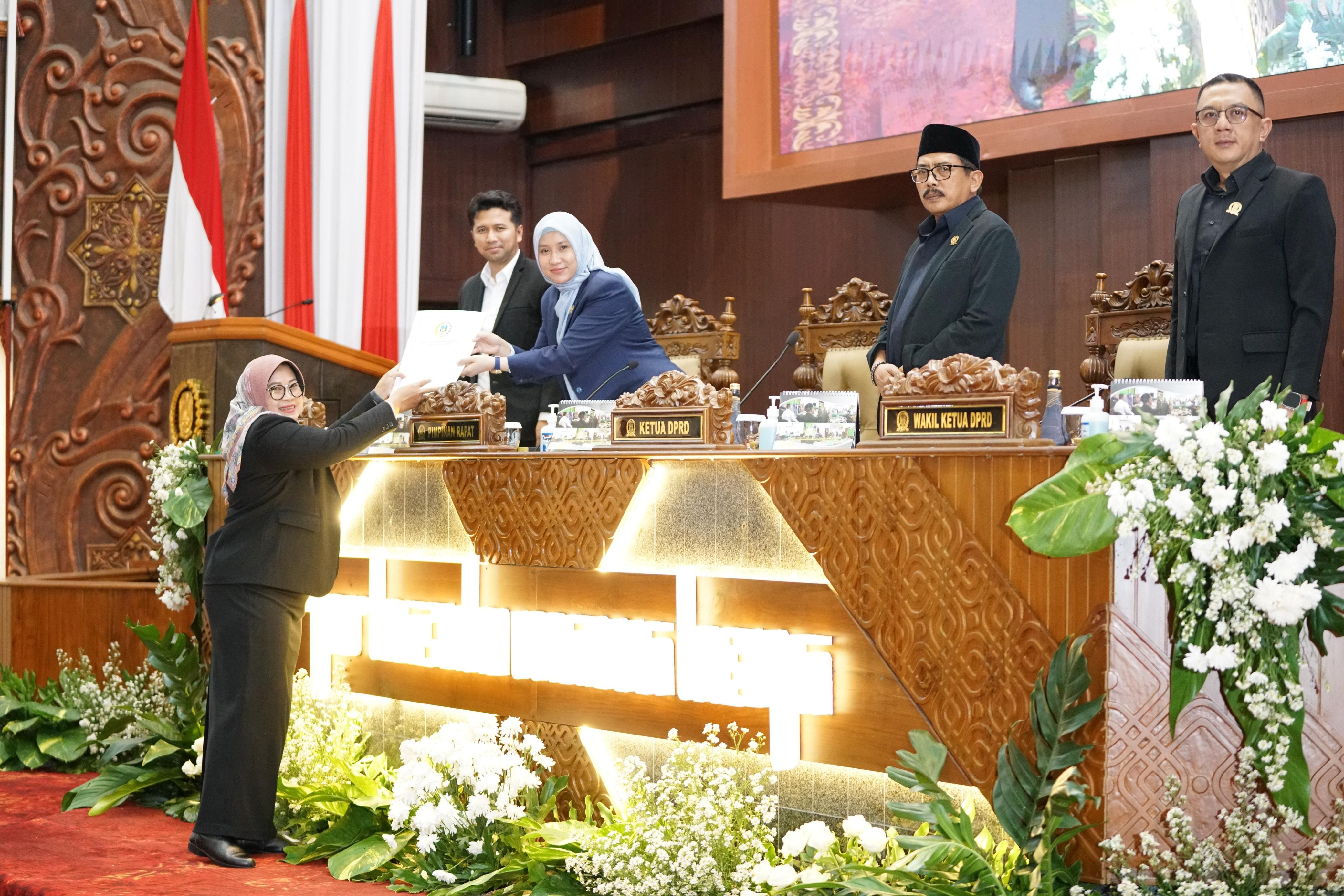 Juru Bicara Komisi B, Wiwin Sumrambah saat menyerahkan rekomendasi pendapat Komisi terhadap raperda PAPBD tahun 2025 (Foto: Humas Dewan Jatim)