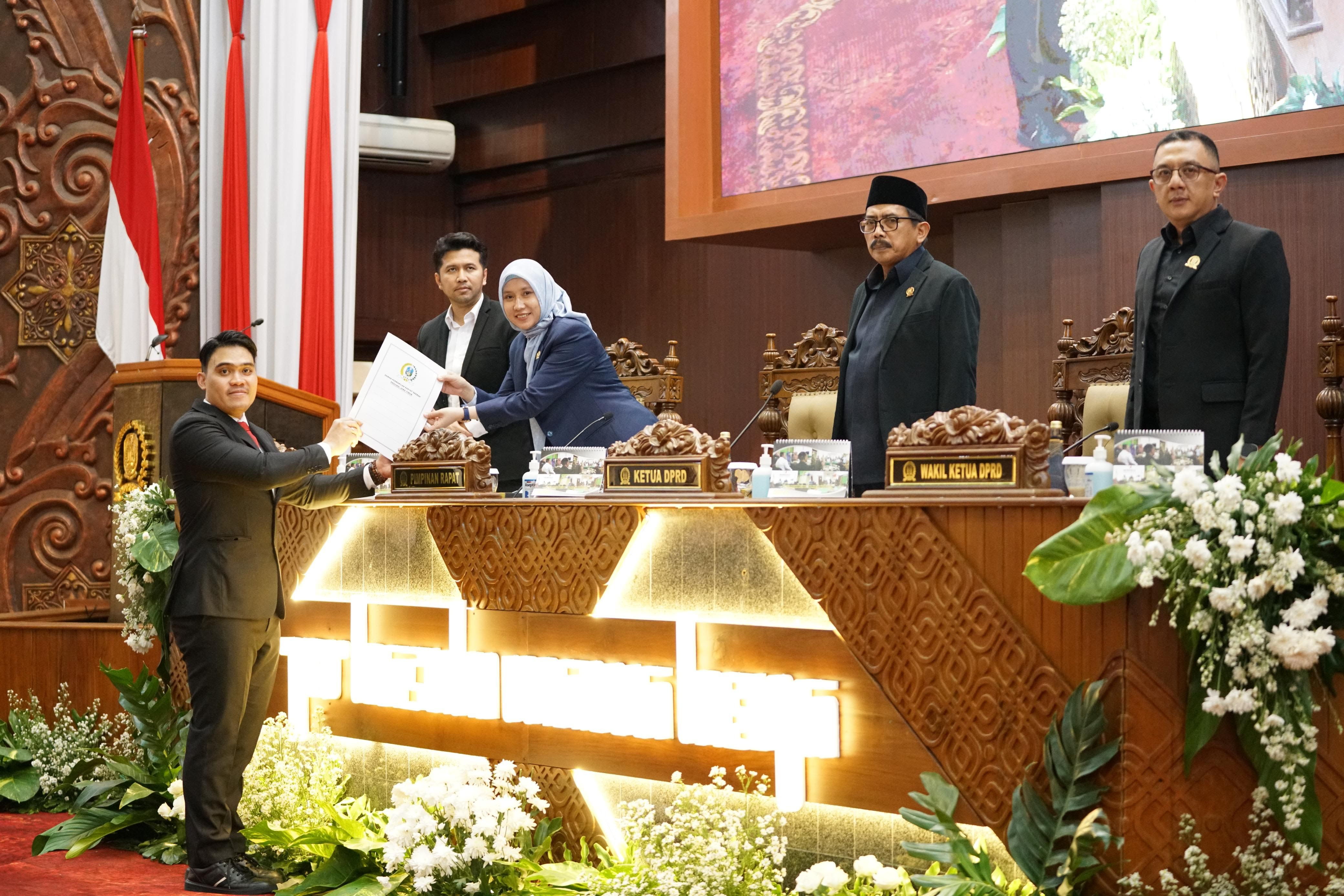 Juru bicara Komisi E, Cahyo Harjo Prakoso saat menyerahkan rekomendasi ke pimpinan Dewan (Foto: Humas Dewan Jatim)