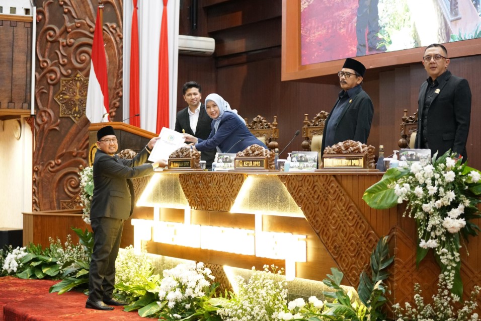 Juru Bicara Komisi C, Hartono saat menyerahkan rekomendasi Komisi atas Raperda PAPBD Jatim 2025 (Foto: Humas Jatim)