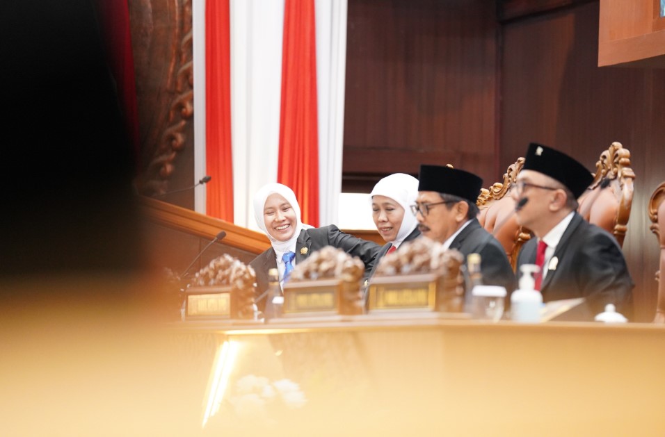 Pimpinan Dewan bersama Gubernur Jatim Khofifah Indar Parawansa (Foto: Humas)