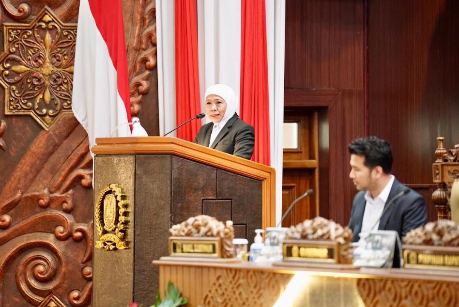 Gubernur Jawa Timur (Jatim) Khofifah Indar Parawansa menyampaikan Nota Keuangan Rancangan Peraturan Daerah (Raperda) tentang APBD 2026