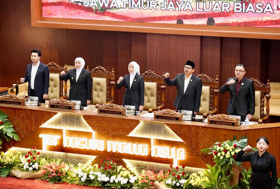 Gubernur Jawa Timur Khofifah Indar Parawansa dalam rapat paripurna
