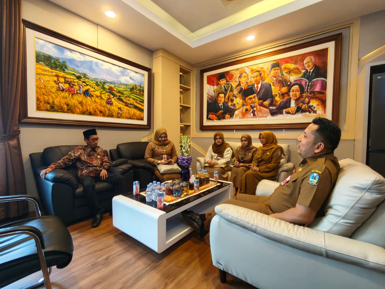 Ketua Komisi Informasi (KI) Jatim, Aminuddin bersama Sekwan Ali Kuncoro.