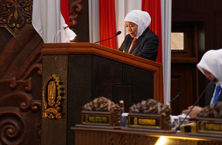 Gubernur Khofifah saat menyampaikan pendapat akhir (Foto: Humas)