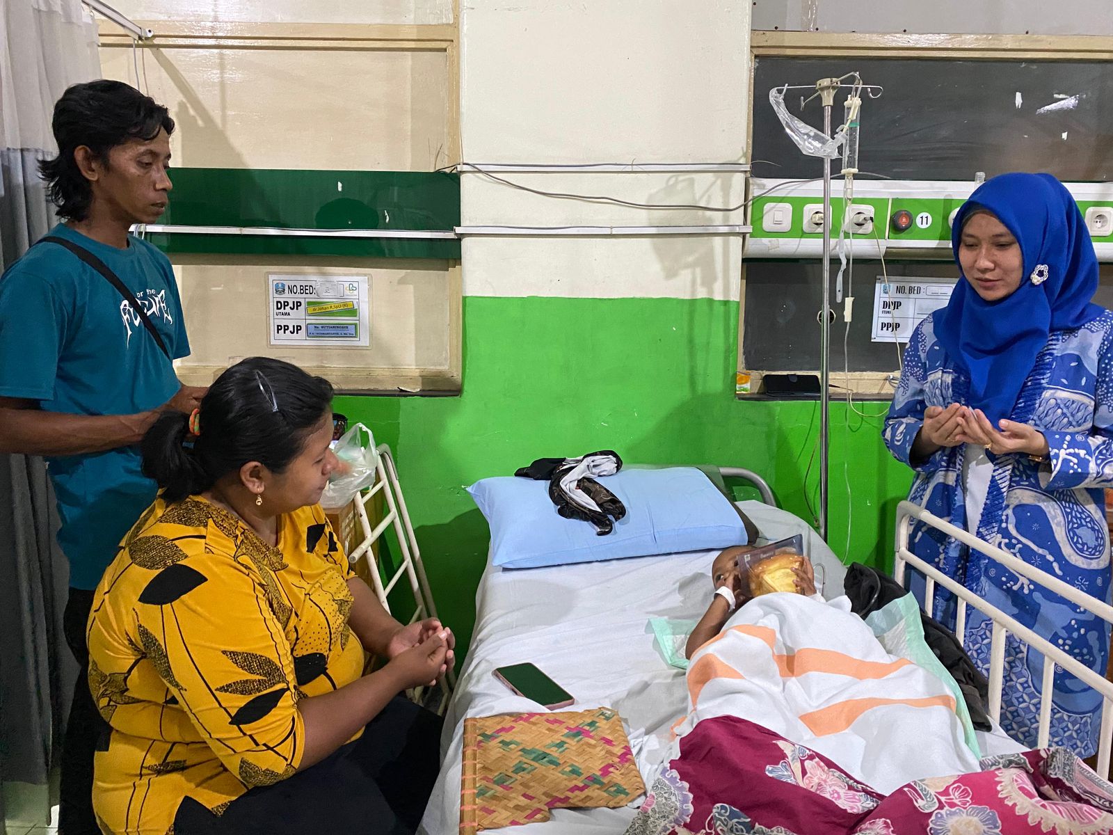 Wakil ketua DPRD Jawa Timur Sri Wahyuni dan Nazril Izzan Khoirulloh penderita “Atresia Ani”, yakni lahir tanpa anus di RSUD Soetomo Surabaya