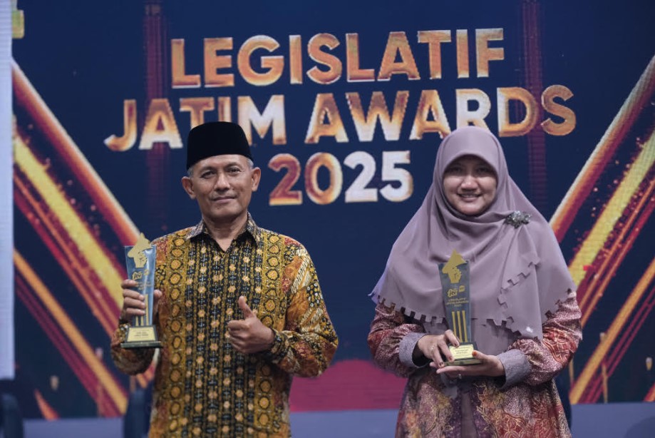Anggota DPRD provinsi Jawa Timur, Lilik Hendarwati, dan Ketua DPW PKS Jatim, Bagus Prasetia Lelana, menerima penghargaan dari JTV