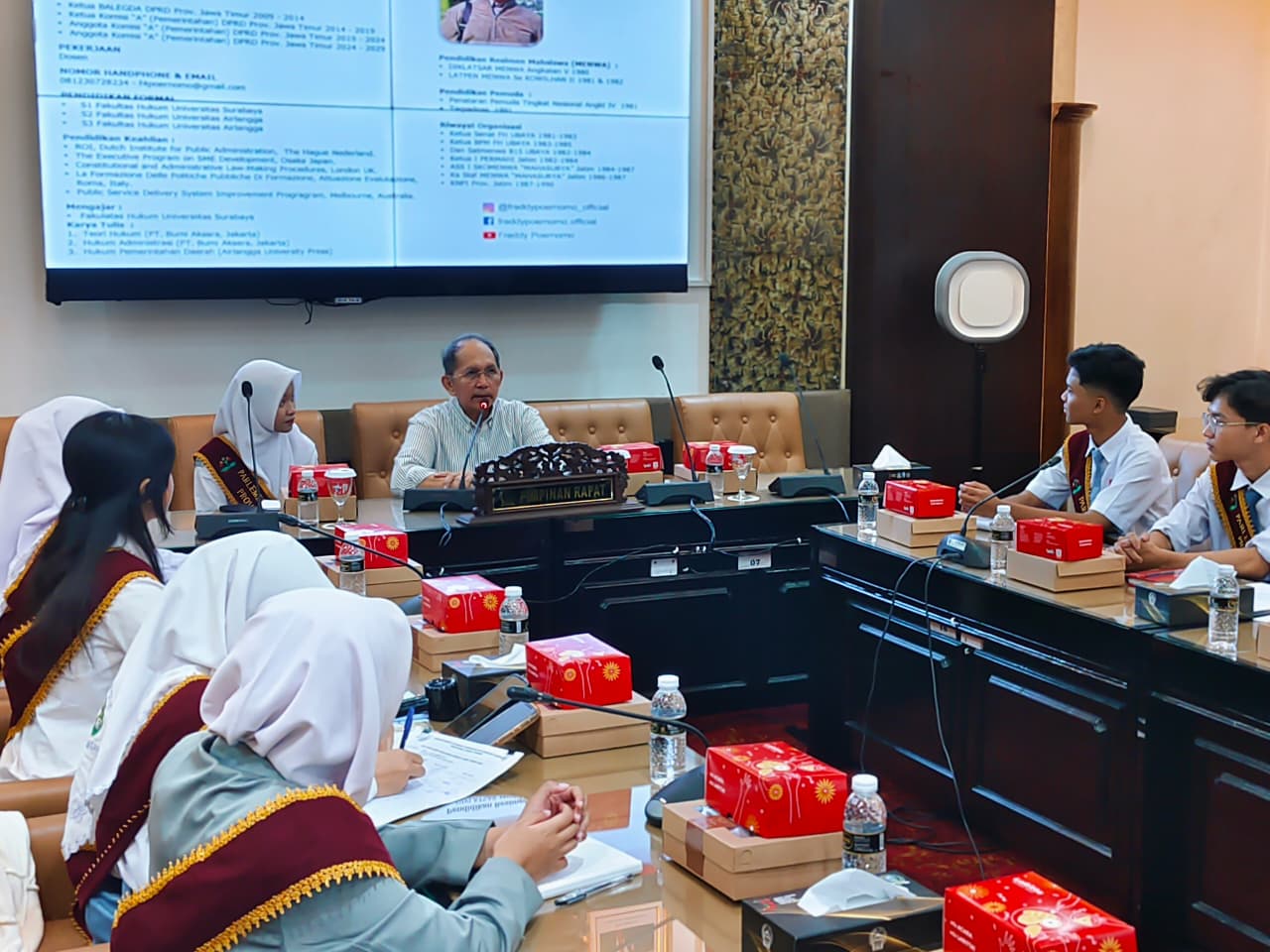 Freddy Poernomo bersama perwakilan peserta Parlemen Remaja asal Jawa Timur.