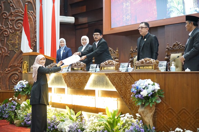 Suasana rapat Badan Anggaran (Banggar) DPRD Jawa Timur saat membahas Raperda R-APBD Jatim Tahun Anggaran 2026 di ruang paripurna DPRD Jatim.
