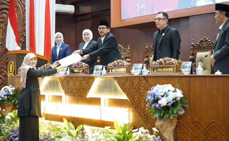 Juru Bicara Banggar DPRD Jatim, Hj. Lilik Hendarwati, saat menyampaikan pandangan dalam rapat paripurna pembahasan Raperda APBD 2026.