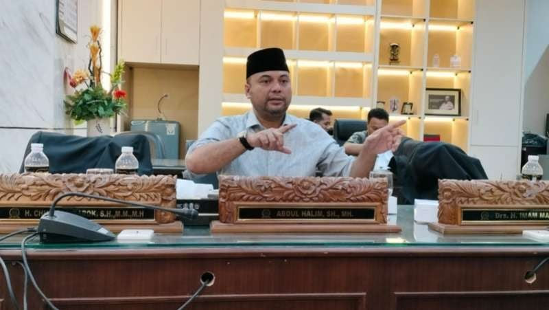 Ketua Komisi D DPRD Jatim Abdul Halim saat rapat paripurna membahas Raperda transportasi publik terintegrasi, Rabu (24/09/2025).