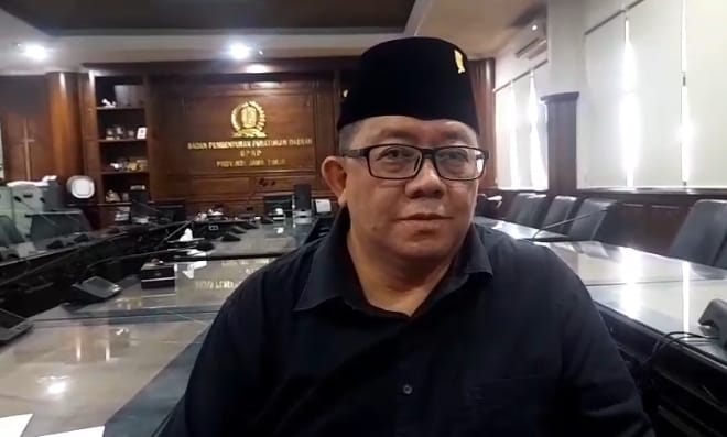 Ketua Bapemperda DPRD Jawa Timur, Yordan Batara Goa, menjelaskan hasil fasilitasi Kemendagri terkait revisi Perda PT Jamkrida Perseroda, Jumat (26/09/2025).