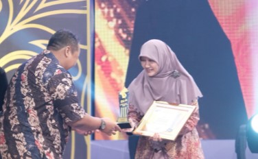 Lilik Hendarwati, Ketua Fraksi PKS DPRD Jatim, menerima penghargaan JTV kategori Kinerja Terbaik dalam mendorong perekonomian Jawa Timur.