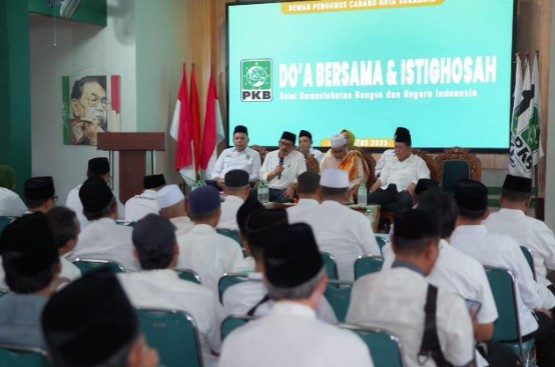 Ketua DPRD Jatim, HM. Musyafak Rouf, memimpin doa bersama untuk keselamatan bangsa di Surabaya.