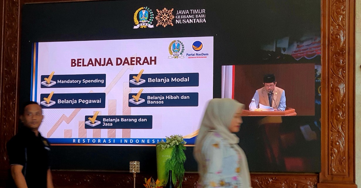 Nasih Aschal, Juru Bicara Fraksi NasDem DPRD Jatim, saat menyampaikan Pemandangan Umum Fraksinya dalam rapat paripurna.