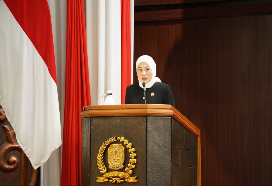 Aulia Hany Mustikasari memaparkan Pandangan Umum Fraksi Golkar dalam rapat paripurna DPRD Jatim.