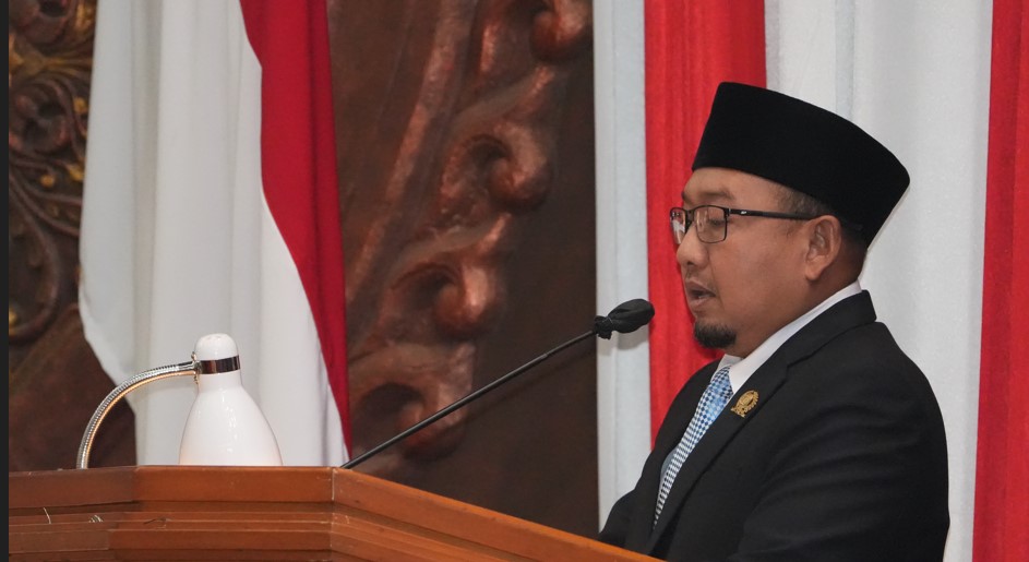 Juru Bicara Fraksi PKB, Abdullah Muhdi, memaparkan Pandangan Umum Fraksinya dalam rapat paripurna DPRD Jatim.